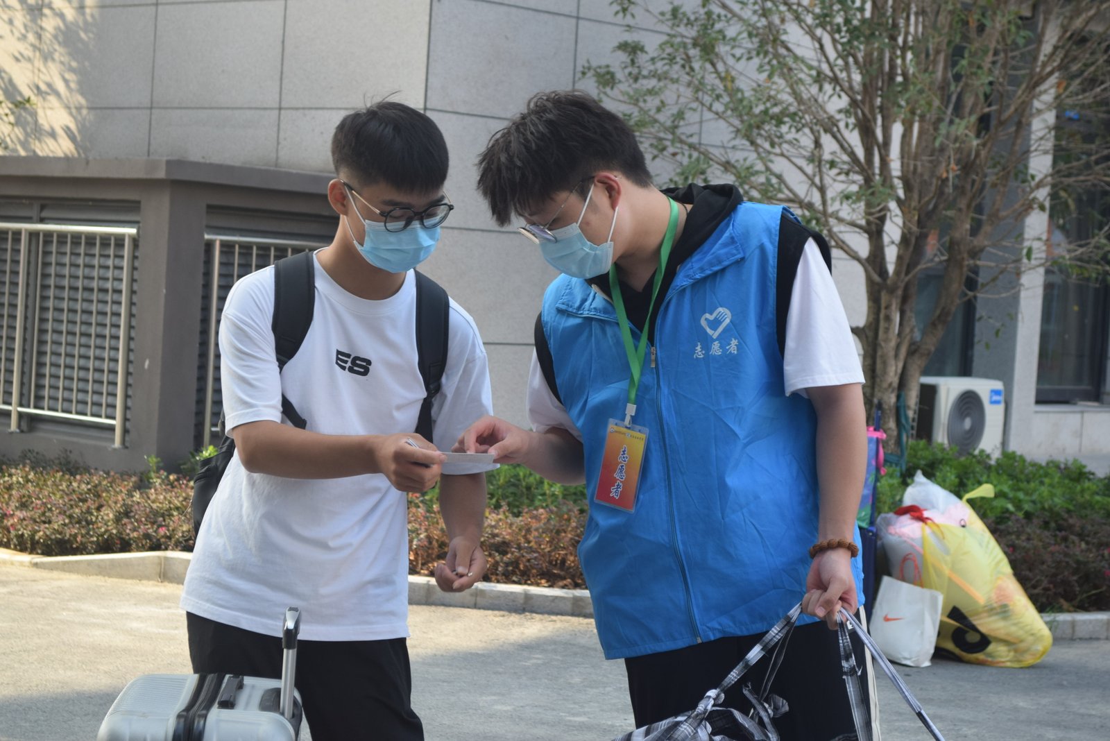 迎新生 递温暖 大学生志愿者在行动-安徽财贸职业学院