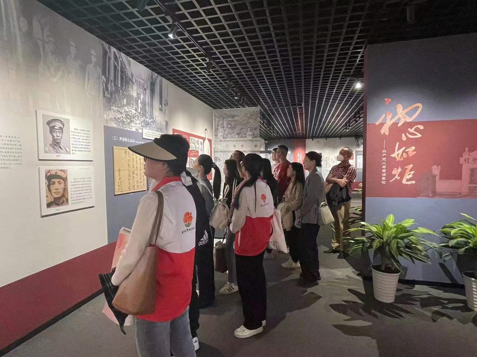 一针一线织锦绣 非遗传承践初心——江苏经贸职业技术学院学子深耕南京云锦传承之路