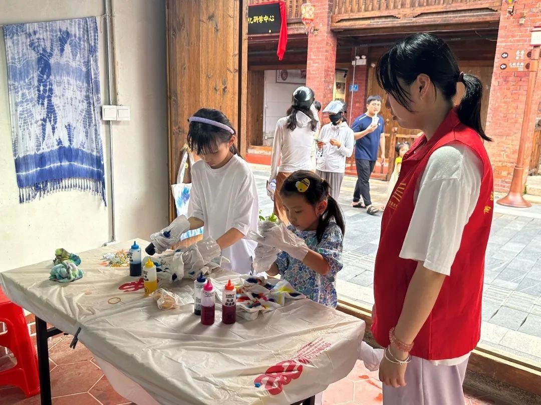 一针一线绣传承 一瓷一漆续文脉——长沙民政职院艺术设计专业非遗传承实践纪实