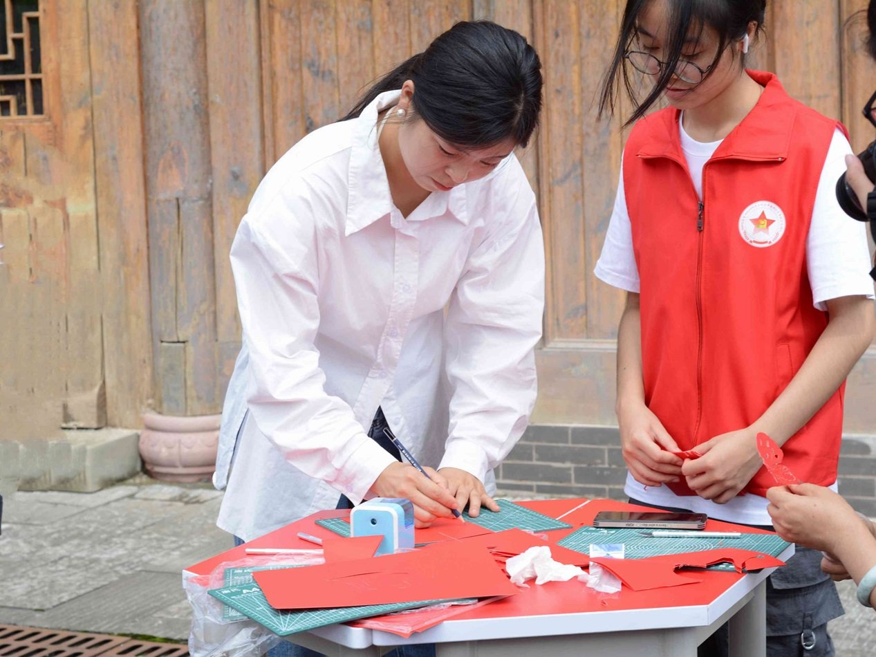 针线生花：湖南工艺美术职业学院学子守护苗绣非遗纪实