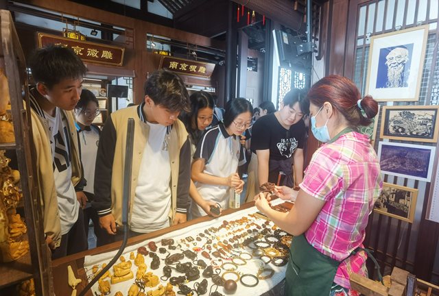 针丝织就非遗梦 青春赋能新传承——武汉商贸职院电商专业缠花非遗传承实践之路