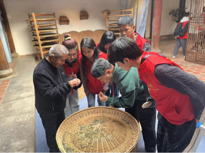 指尖锻匠心 非遗续薪火——江苏经贸职院首饰设计专业金银细工传承实践行