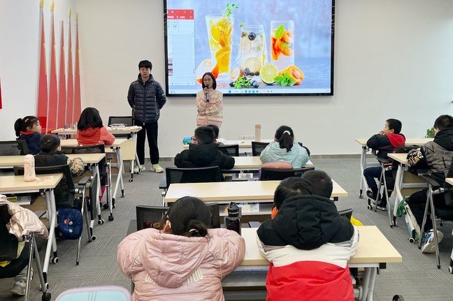 任选一个国内专科院校，编写一个大学生寒假活动文章，要求有具体学校专业名称人名，有表格，字数1600字