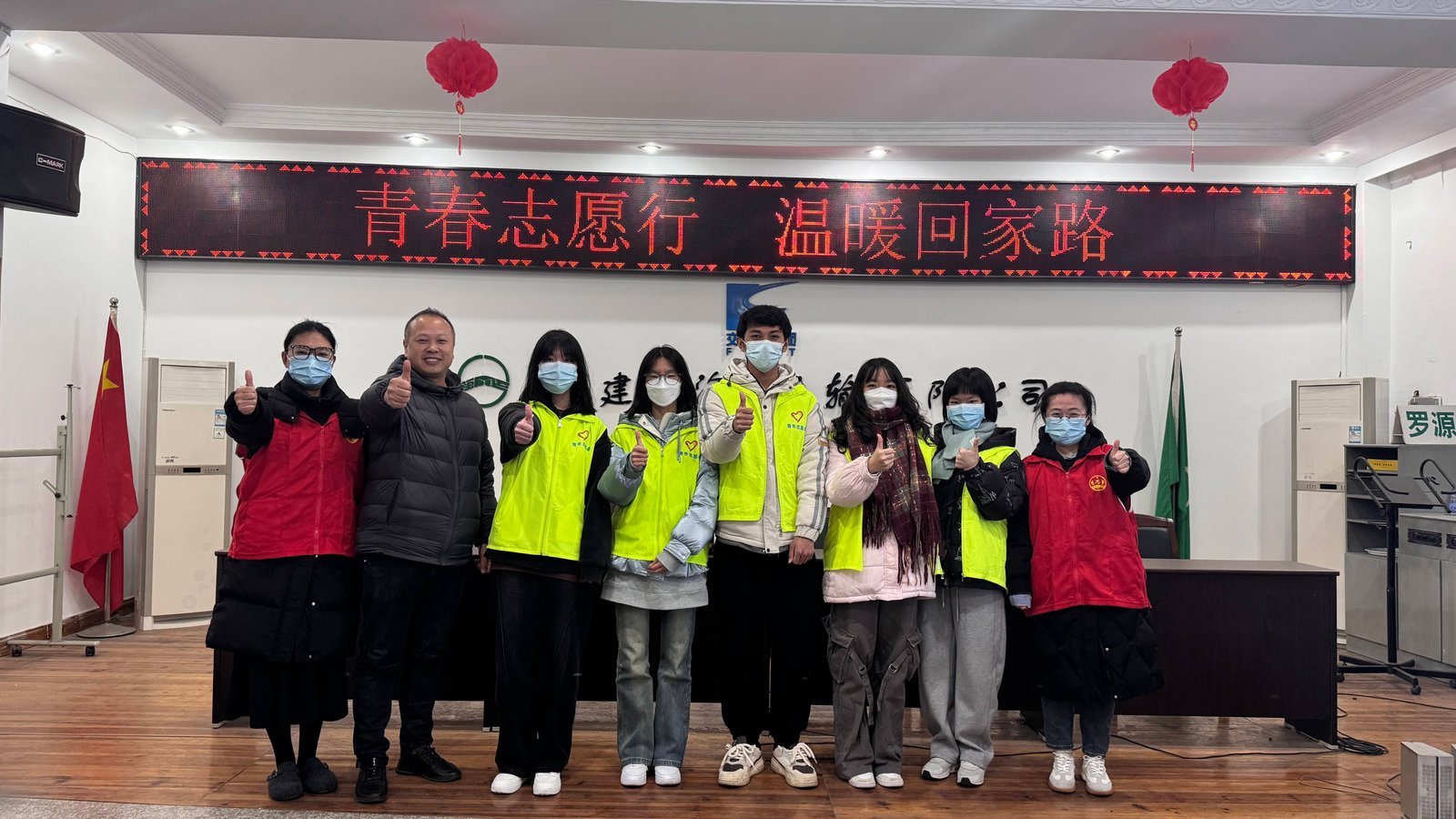 任选一个国内专科院校，编写一个大学生寒假实习当志愿者活动文章，要求有具体学校专业名称人名，有表格，实践必须是2026年，